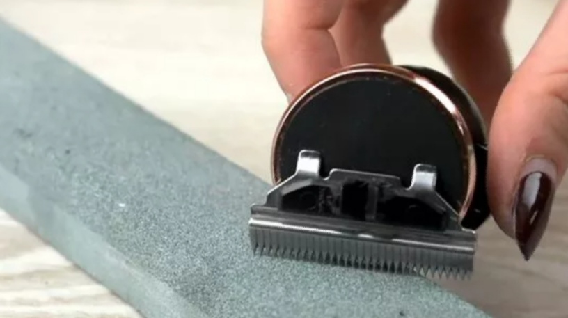 sharpening clipper blades with salt,  how to sharpen clipper blades with sandpaper,  best sharpener for clipper blades,  how to sharpen clipper blades with dremel,  learn to sharpen clipper blades, 