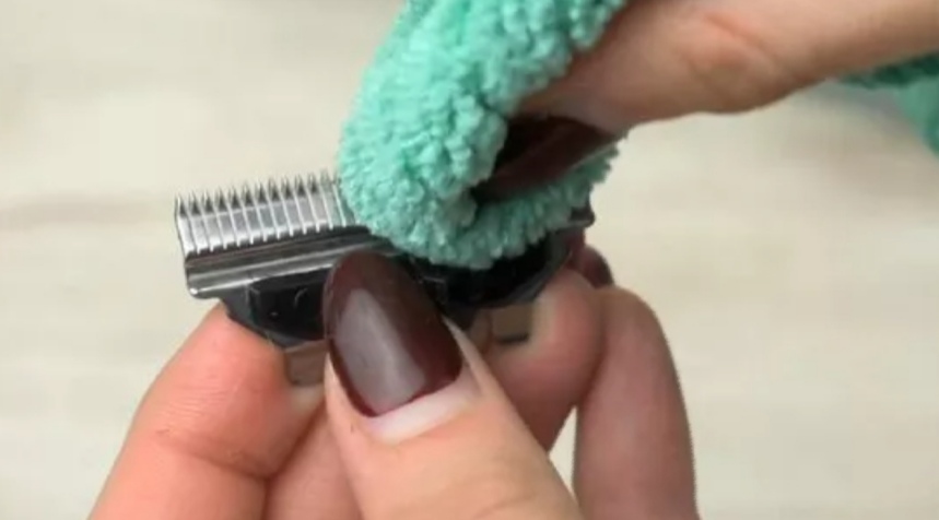 sharpening clipper blades with salt,  how to sharpen clipper blades with sandpaper,  best sharpener for clipper blades,  how to sharpen clipper blades with dremel,  learn to sharpen clipper blades, 
